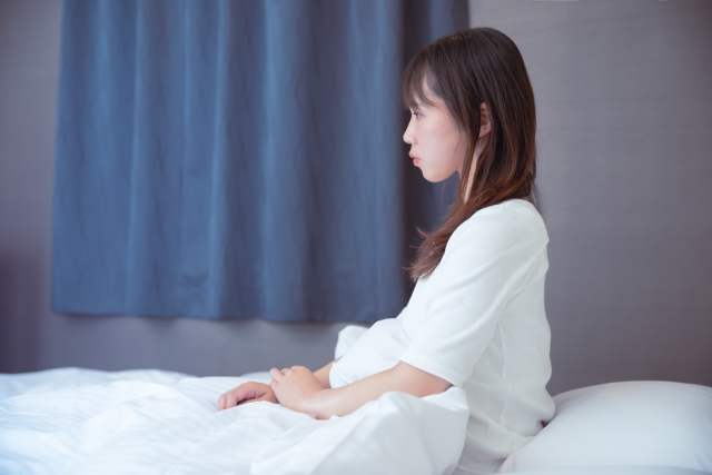 寝起きの女性